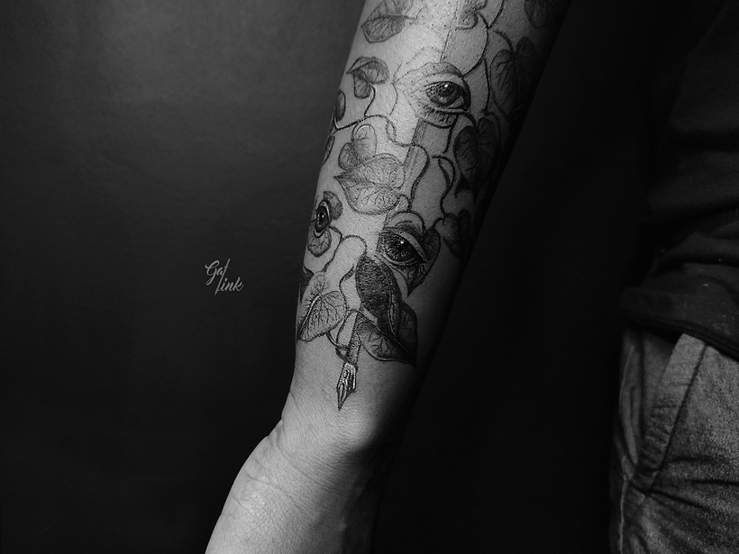 Tatuaje botánico surrealista (puntillismo de arrastre) 1