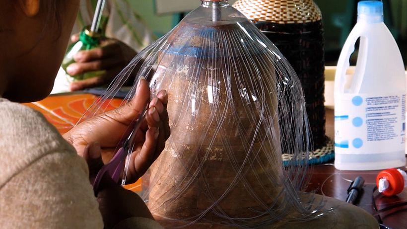 Cada artesano recopila las botellas de plástico, las corta en tiras y crea una urdimbre a través del plástico de la botella.