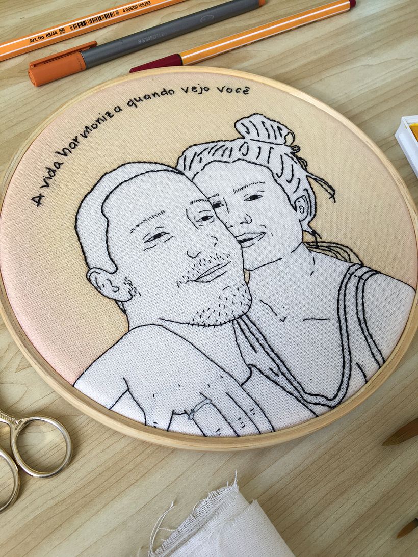 Bordado inspirado em retrato com aquarela