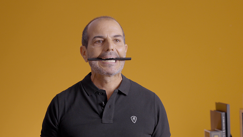 Colócate un lápiz entre los dientes para mejorar la dicción.