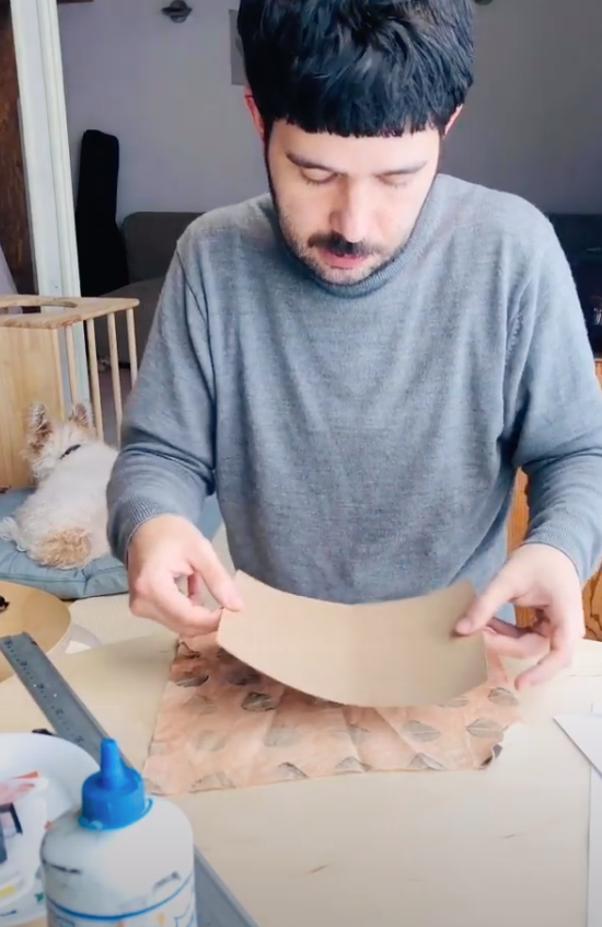 Atención, el cartón va por encima de la tela y no al revés.