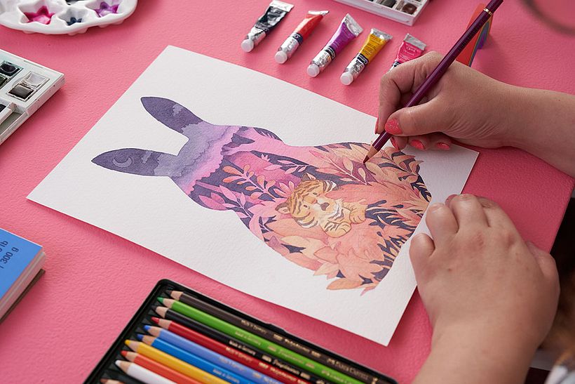 Tigre pequeño entre hojas rosas - Ilustración tradicional