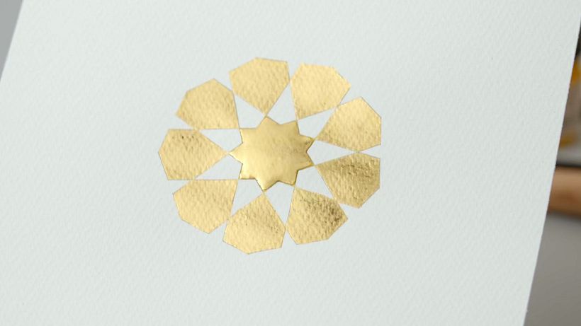 Pule con el bruñidor tu pieza con dorado en relieve para lograr el máximo brillo.