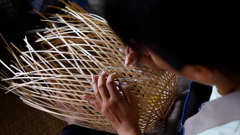 Weaving lamps.
