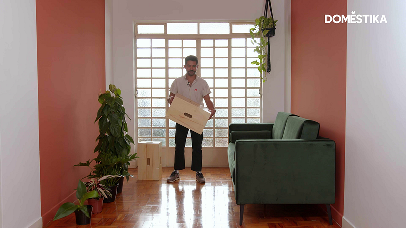 Utiliza cajas de madera o libros para sostener las plantas.
