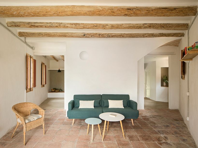 Entree omgebouwd tot woonkamer. Foto: Del Rio Bani