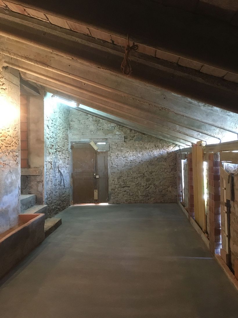 Oude stal. Foto's van de voortgang van de bouw.