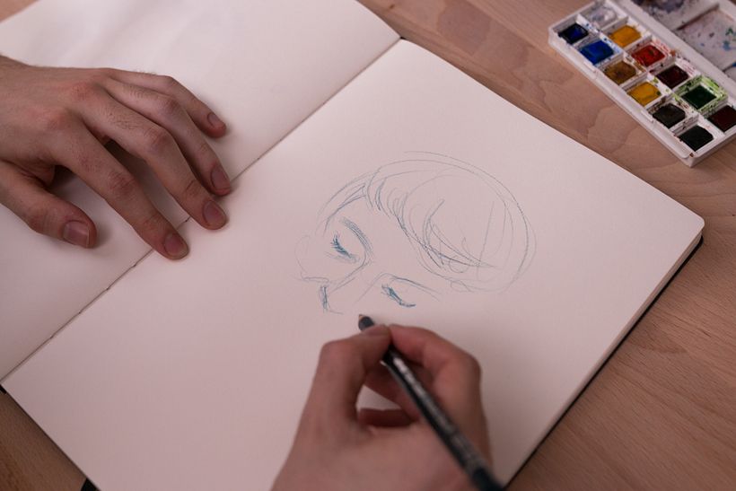 El ilustrador Carlos Rodríguez Casado dibujando un rostro humano.