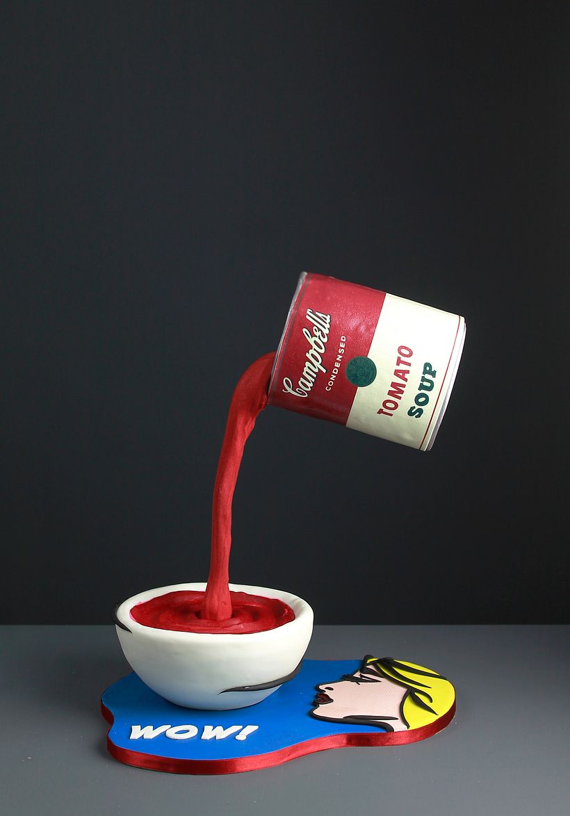 O processo de design leva à inovação. Foto: "Bolo Anti-gravidade Pop Art", do professor da Domestika Marc Suárez Molero