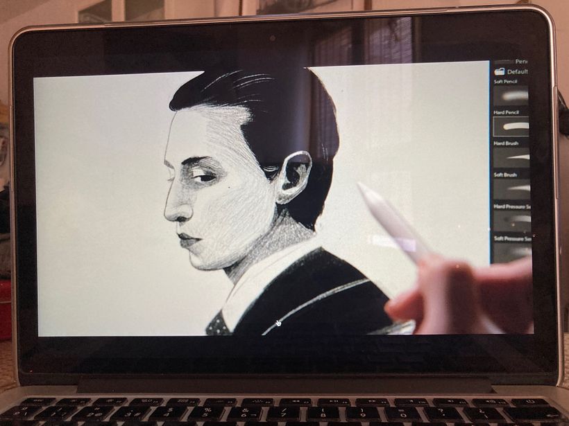 Momento en que se ve a la protagonista de la serie dibujar. 