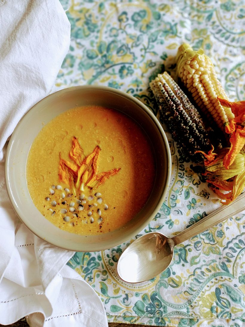 Sopa de flor de calabaza con elote azul