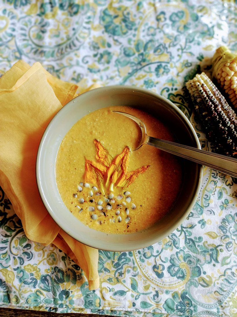 Sopa de flor de calabaza con elote azul