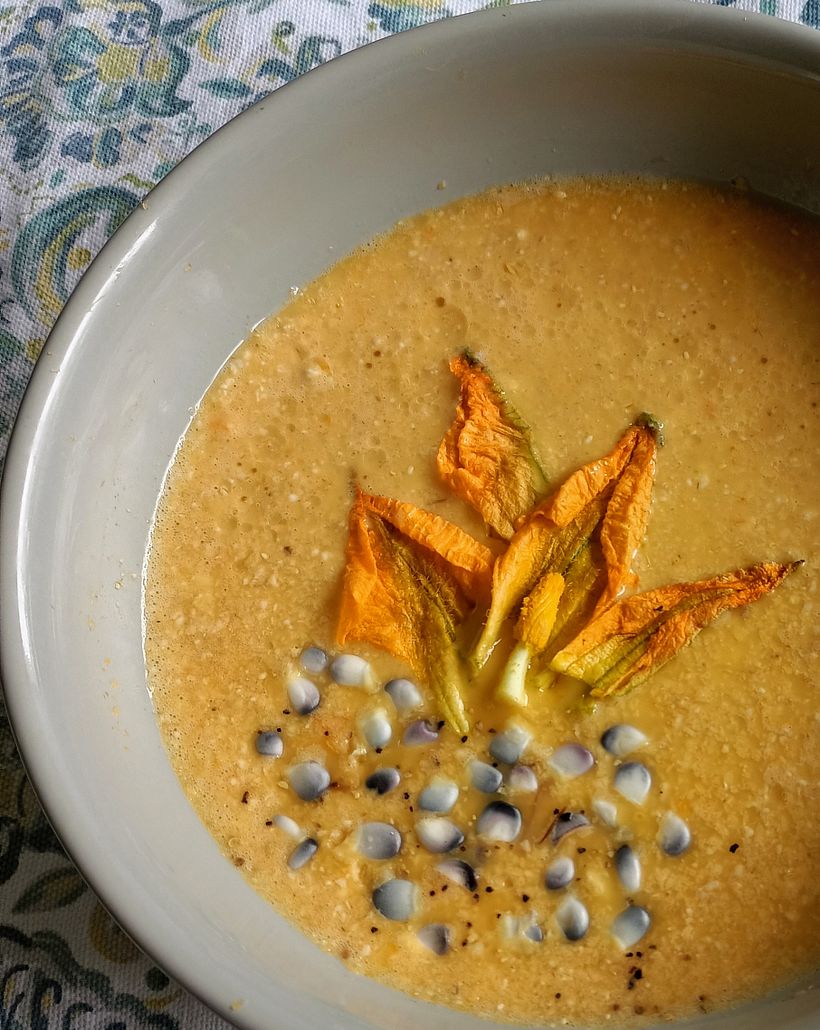 Sopa de flor de calabaza con elote azul