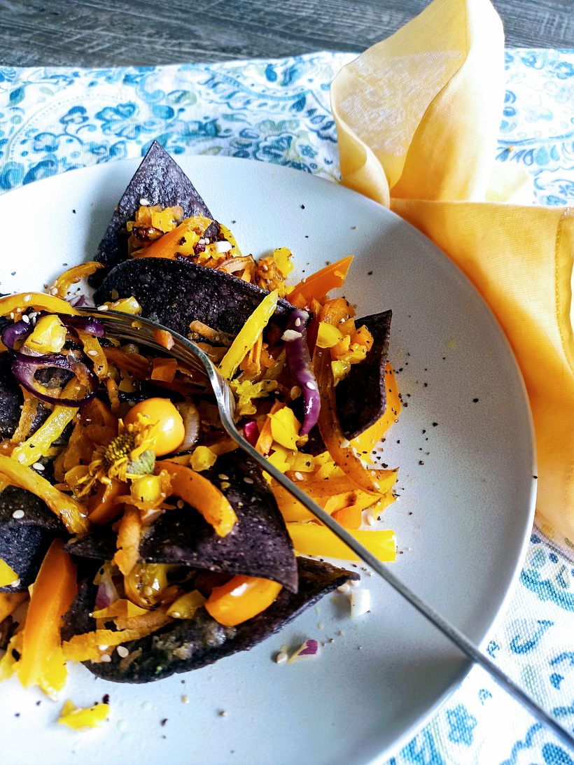 Ensalada de pimientos amarillos sobre totopos de maíz azul