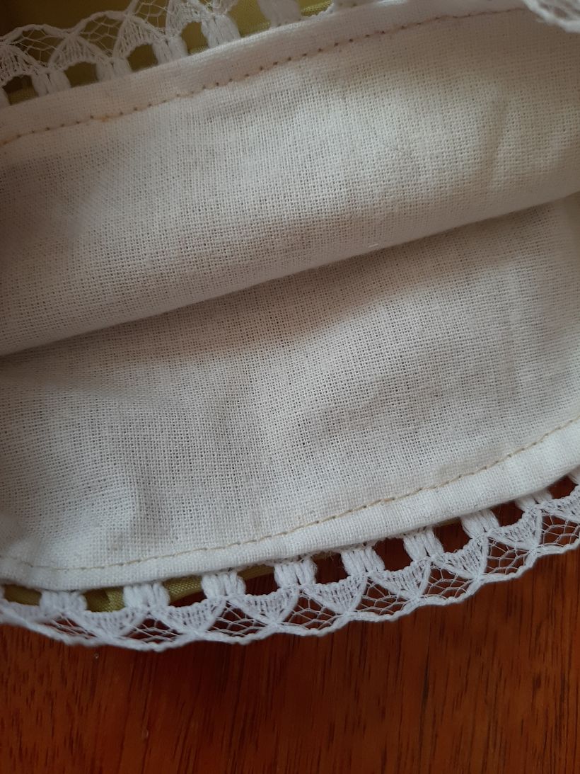 El vestido está forrado por dentro, ya que la tela verde es muy transparente.