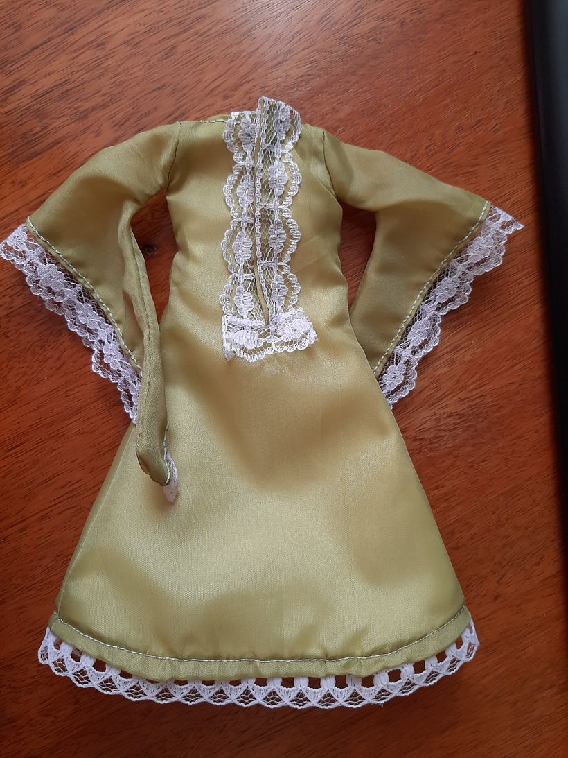 Espalda del vestido. Solo tiene un botón en la parte alta, ya que el corsé afirma el vestido..