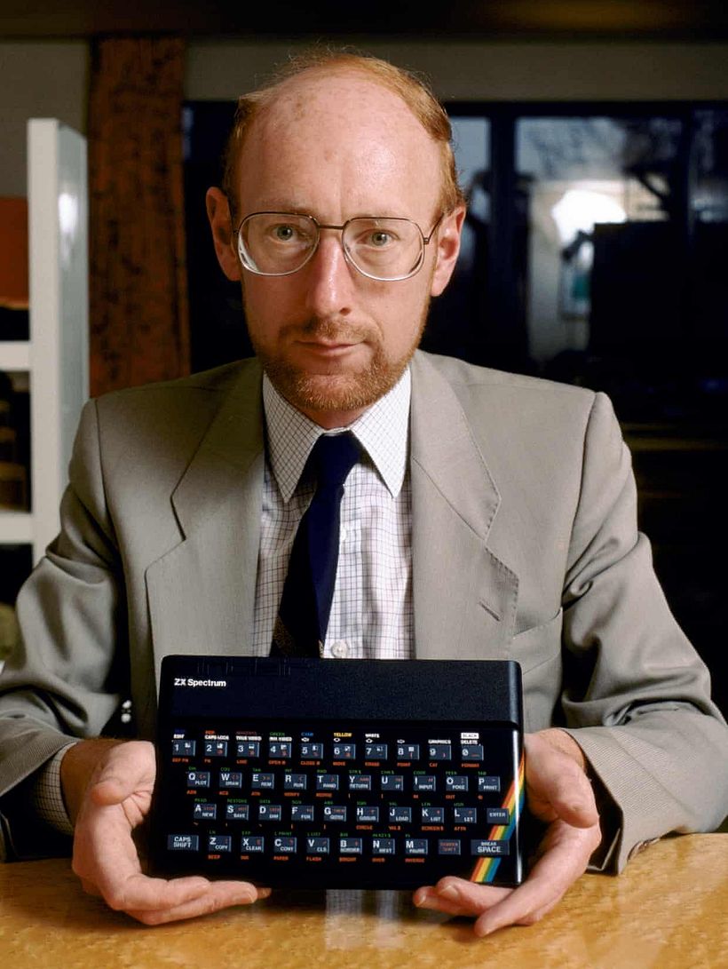 Clive Sinclair e o ZX Spectrum 48K. Crédito: Peter Jordan/Alamy