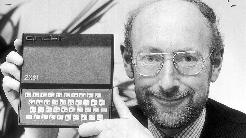 Sir Clive Sinclair com o precursor do ZX Spectrum, o ZX81