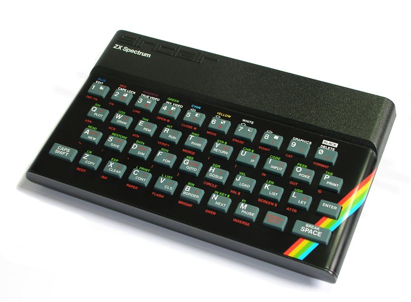 O modelo ZX Spectrum 16K/48K surgiu em 1982 e foi o primeiro da linha ZX a produzir imagens em cores