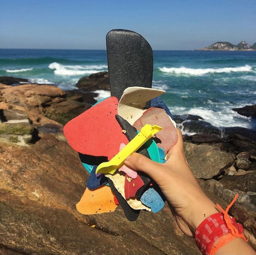 Juju cria acessórios, broches e quadros a partir de pedaços de plástico que recolhe nas praias do Rio de Janeiro