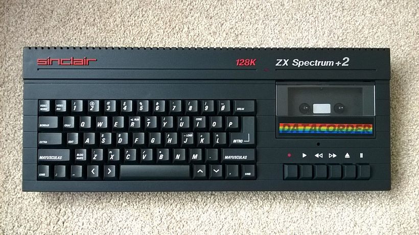 Depois da entrada da Amstrad no mundo ZX Spectrum, o modelo 128K + 2 ganhou um gravador de fita cassete acoplado