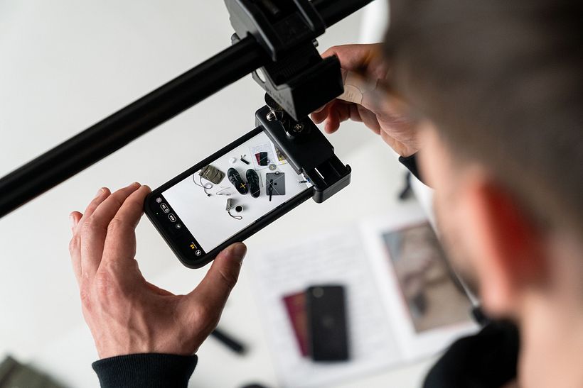 La abrazadera de la cabeza se conecta al tubo superior del soporte.