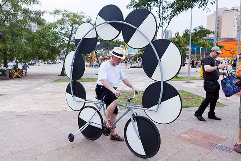 Intervención con la obra "Bicicloptica", en Largo da Batata.