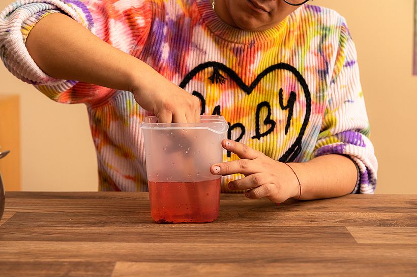 Algunas personas llevan adelante el teñido con pigmentos naturales.