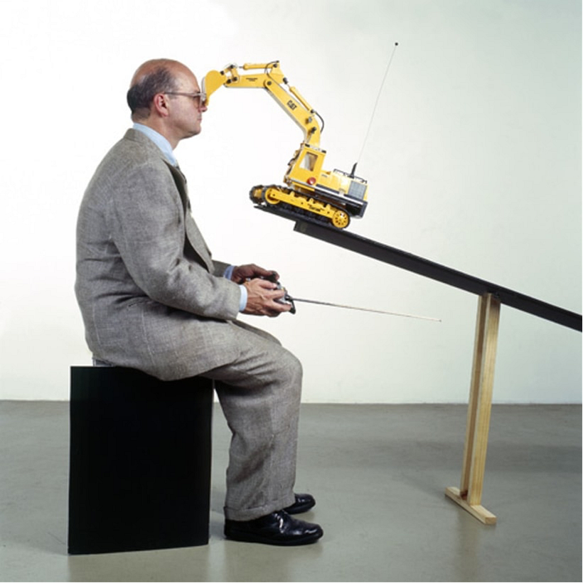 Guto Lacaz' works span multiple subject areas and explore the technological possibilities of art.
