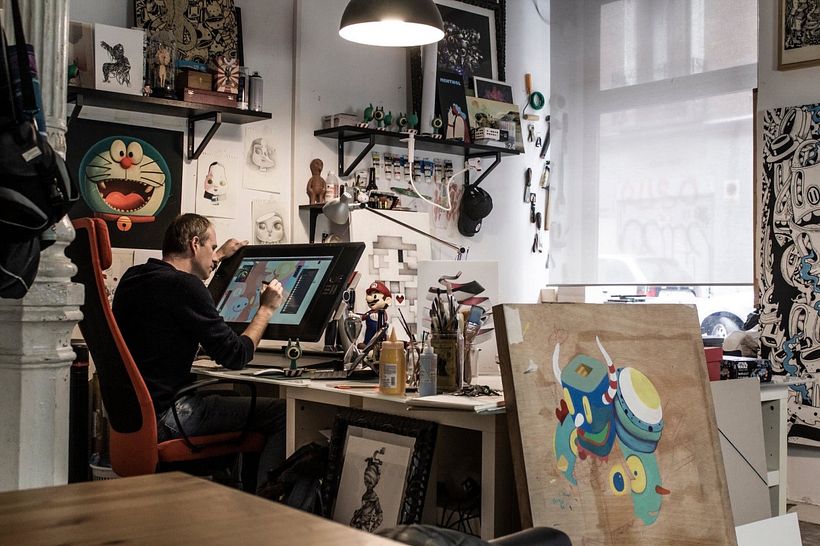 Óscar Lloréns nel suo studio.