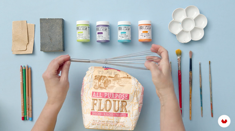 Harina, batidora de varillas y bol.