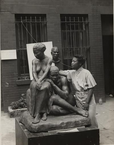 El avatar de la cuenta es esta imagen de la escultora Augusta Savage.