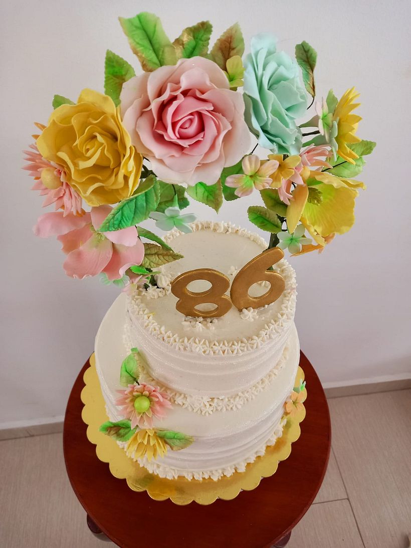 Torta realizada con las técnicas aprendidas de flores de azúcar