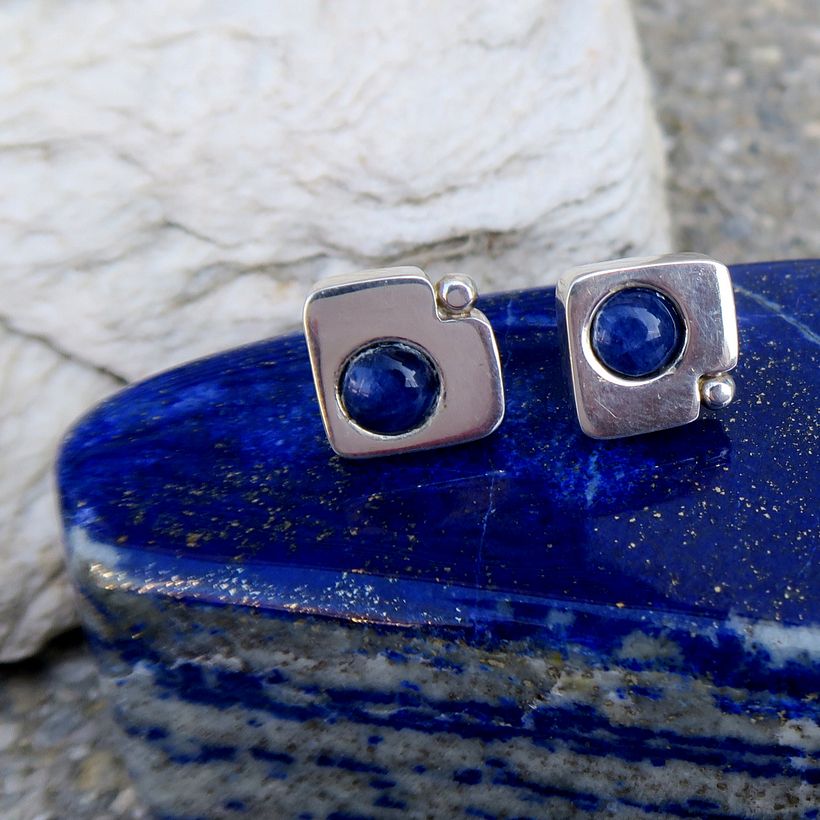Aretes de sodalita con plata sobre piedra de lapislazuli. Composición con piedras y joyas para instagram de Mrcedes Lamborell