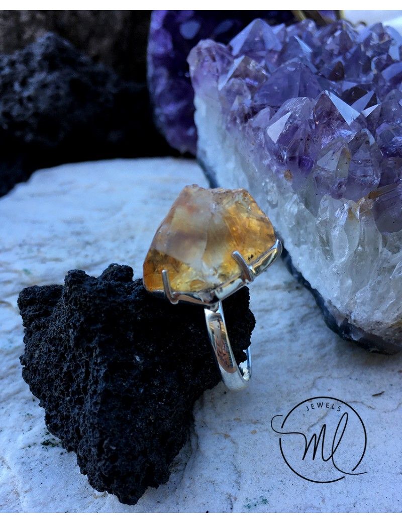 Anillo en citrino con plata. Búsqueda de armar la composición para foto en instagram con piedras naturales.