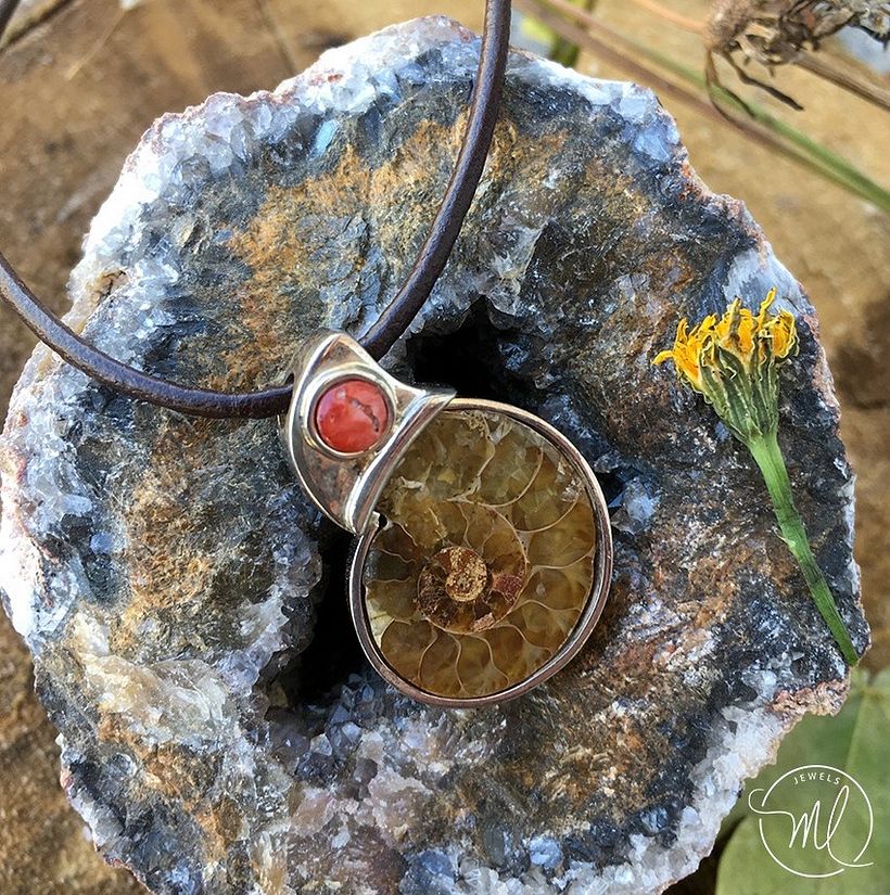 Amonita fósil con spondylus. Instagram de Mercedes Lamborelle JEWELS