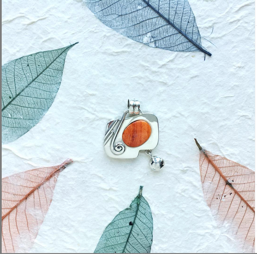 Dije en spondylus con hojas alrededor. Mercedes Lamborelle JEWELS