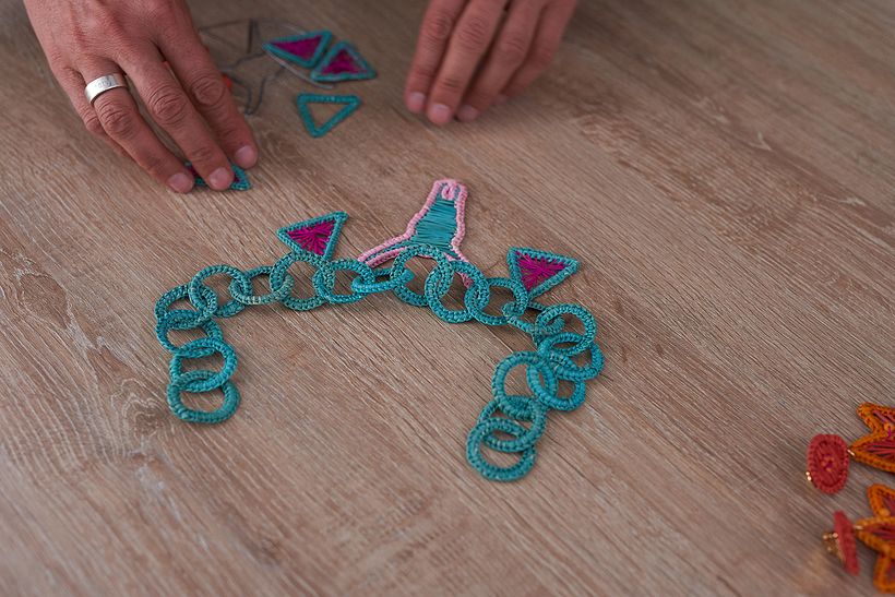 A través de las técnicas artesanales, Mercedes se conecta con la comunidad de mujeres de su país.