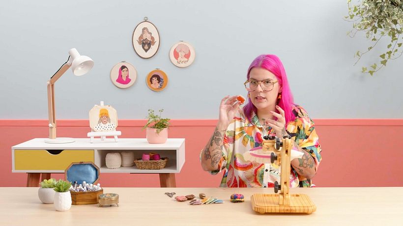 Mariah Escossia (@bordadospraiaia) es la artista y bordadora detrás de Bordados Pra Iaiá