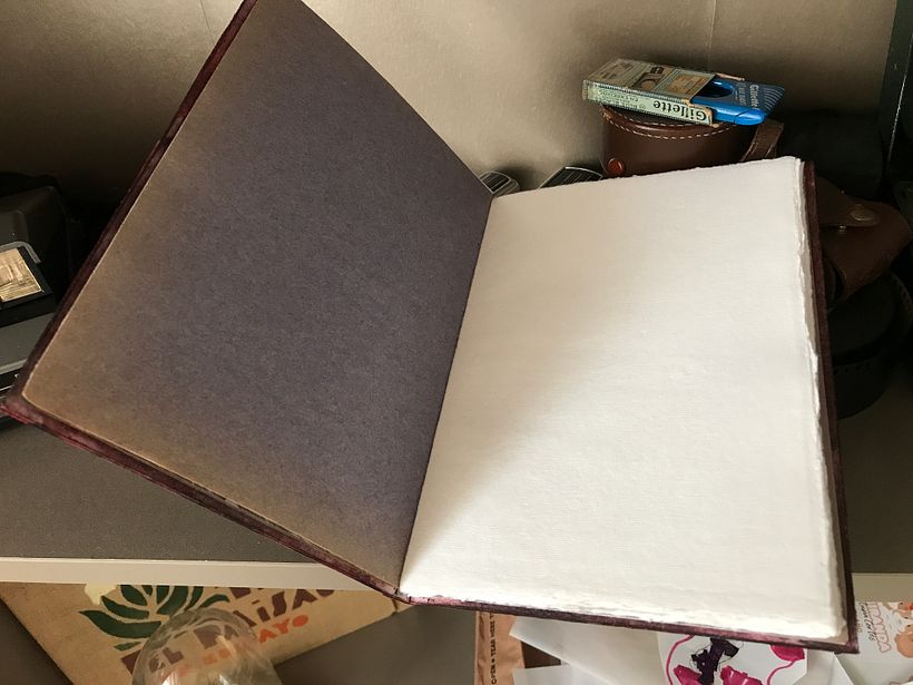 Los protectores de hojas encontre un papel antugüo.