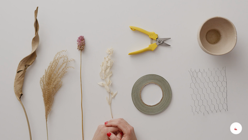 Materiales y herramientas para trabajar con flores secas.