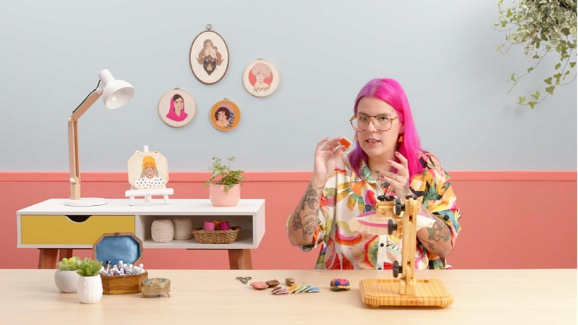 Mariah Escossia (@bordadospraiaia) is the artist and embroiderer behind Bordados Pra Iaiá