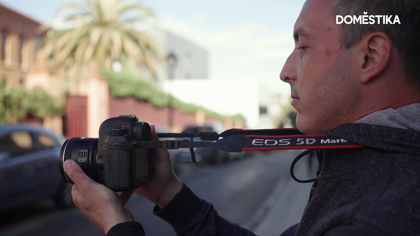 Utiliza siempre la correa de la cámara colgada del cuello, tensada.