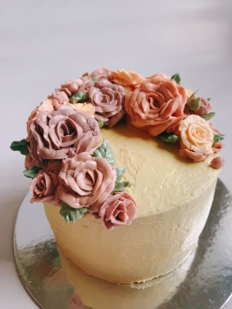 My project in Decorative Buttercream Flowers for Cake Design course 4