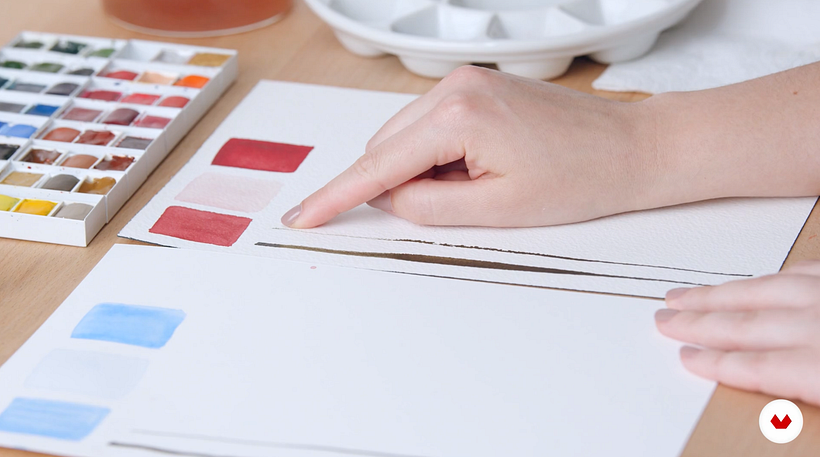 El papel rugoso absorbe más pintura y genera resultados completamente diferentes.