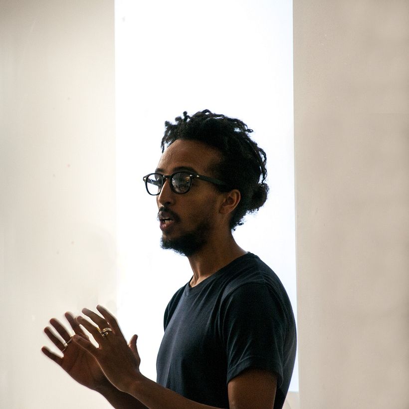 Abraham Asefaw é um consultor de negócios de sucesso, empreendedor e professor da Domestika