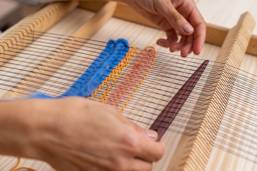Texturas y ligamentos sobre urdimbre de hilo azul 