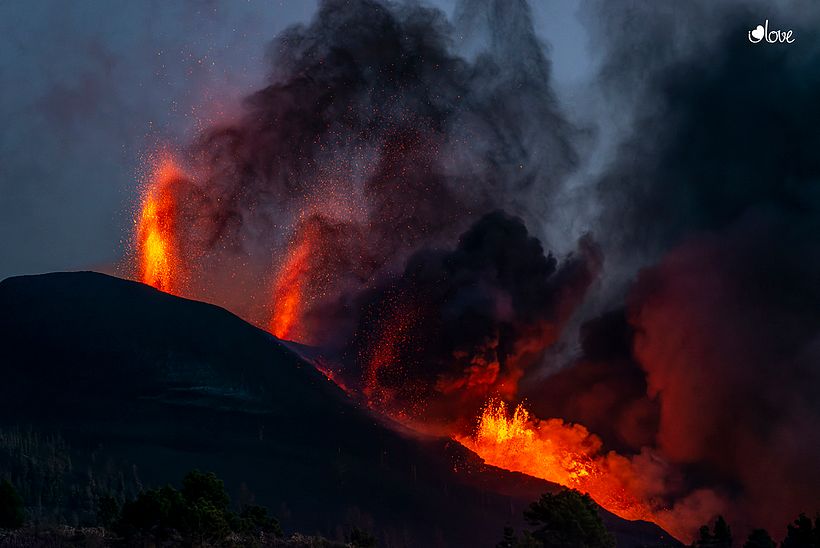 El volcán erupción. Por I love the world.