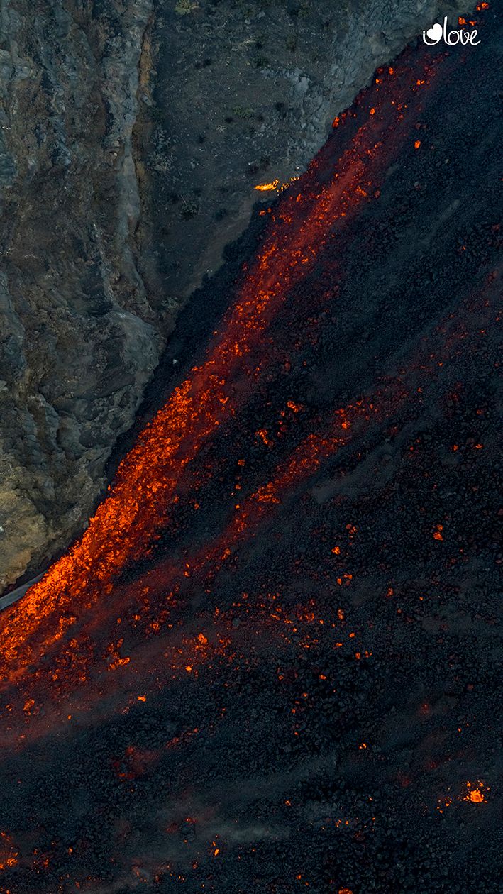 El volcán erupción. Por I love the world.