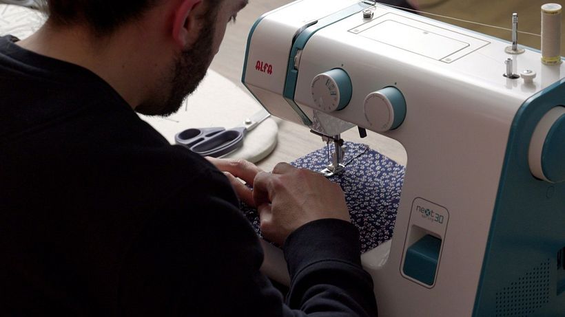 Costure uma linha ao longo da borda da dobra para que ela seja costurada no tecido